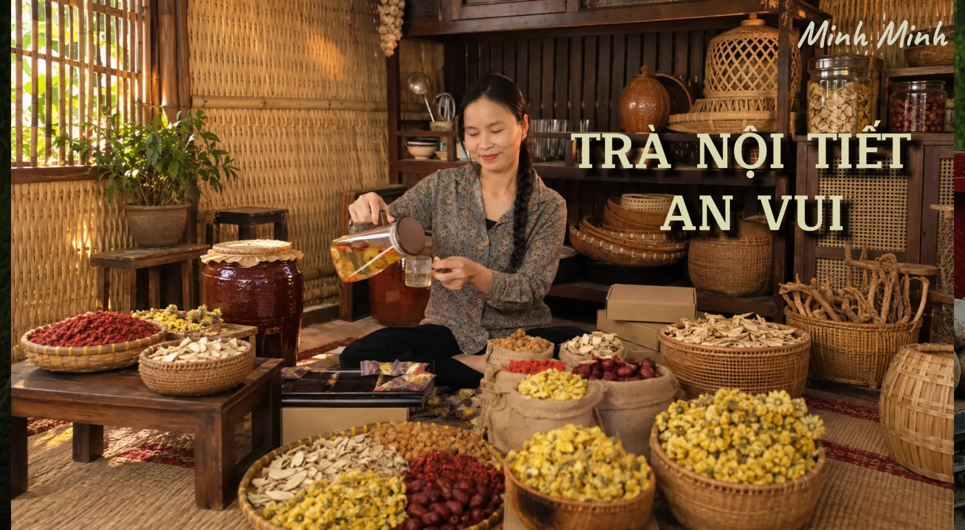 Minh Minh pha trà thảo dược Trà Nội Tiết An Vui trong không gian mộc mạc